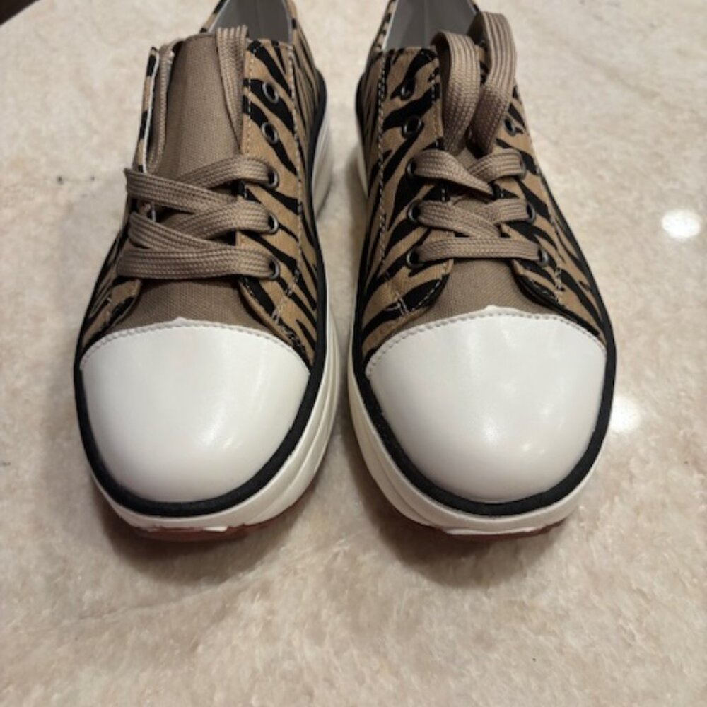 Tiger stripe platform sneakers - Size 8